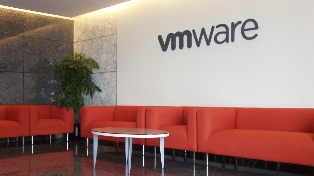 VMware layoff 800 employee