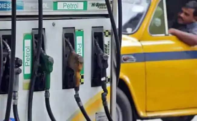 Petrol-Diesel Price : कच्चा तेल लुढ़का, लेकिन नहीं बदले पेट्रोल-डीजल के दाम, सरकार ने कटौती से भी किया इनकार